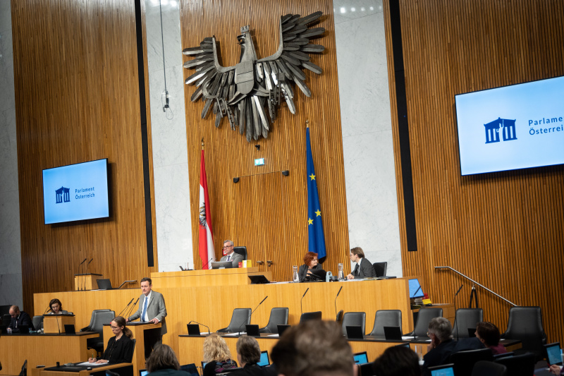 Am Rednerpult Nationalratsabgeordneter Georg Bürstmayr (GRÜNE)