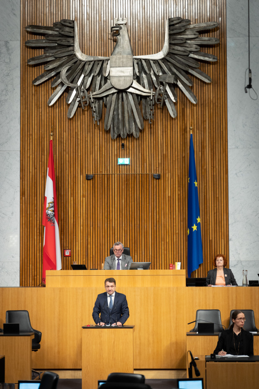 Am Rednerpult Nationalratsabgeordneter Klaus Fürlinger (ÖVP)