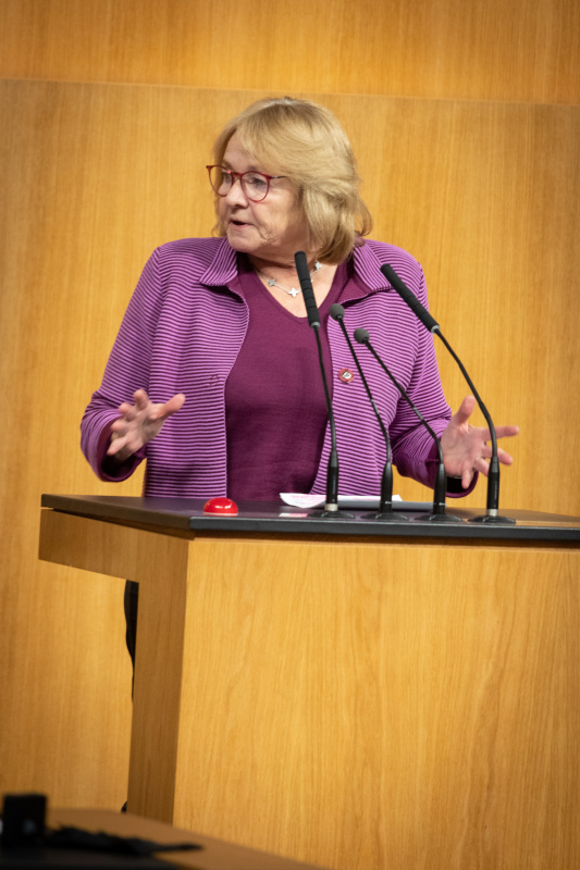 Am Rednerpult Nationalratsabgeordnete Ruth Becher (SPÖ)