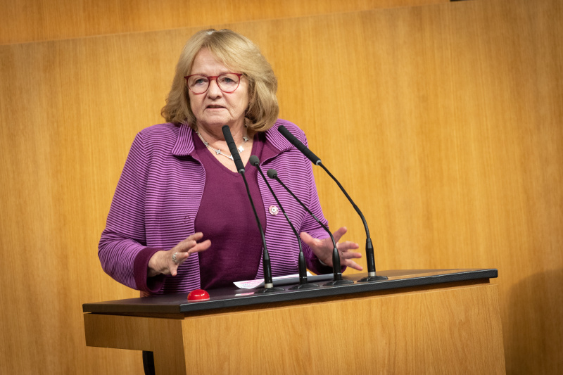 Am Rednerpult Nationalratsabgeordnete Ruth Becher (SPÖ)