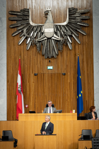 Am Rednerpult Nationalratsabgeordneter Reinhold Lopatka (ÖVP)