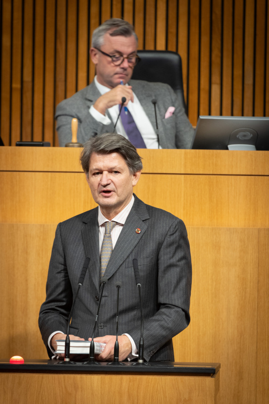 Am Rednerpult Nationalratsabgeordneter Helmut Brandstätter (NEOS)