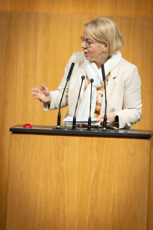 Am Rednerpult Nationalratsabgeordnete Bettina Rausch-Amon (ÖVP)