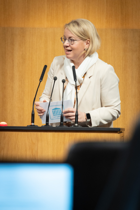 Am Rednerpult Nationalratsabgeordnete Bettina Rausch-Amon (ÖVP)