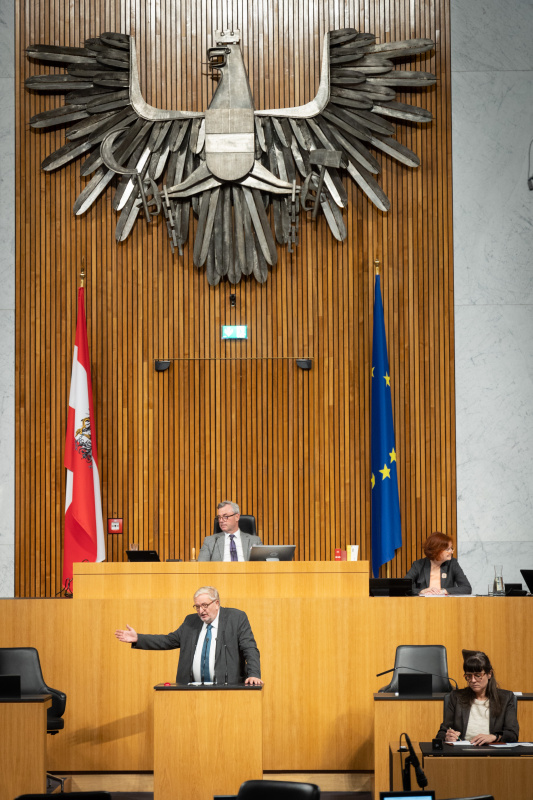 Am Rednerpult Nationalratsabgeordneter Christoph Matznetter (SPÖ)