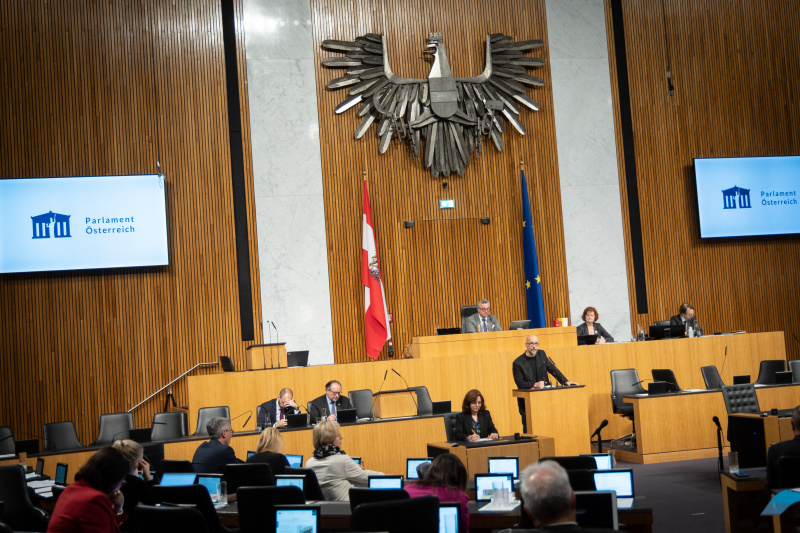 Am Rednerpult Nationalratsabgeordneter Michel Reimon (GRÜNE)