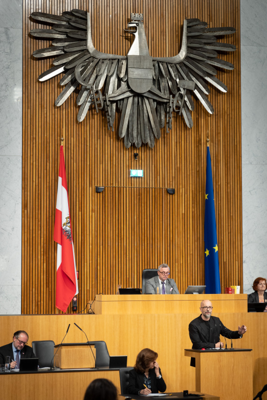 Am Rednerpult Nationalratsabgeordneter Michel Reimon (GRÜNE)