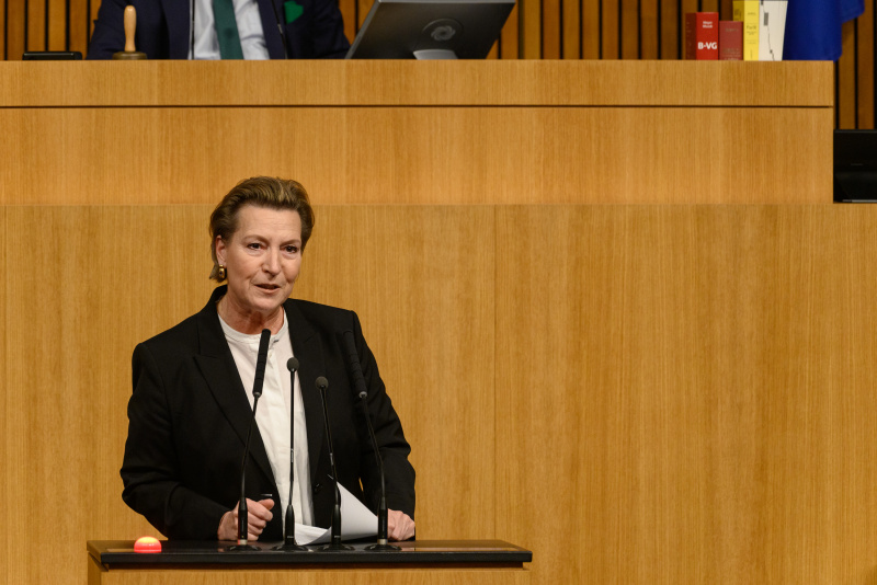 Am Rednerpult Nationalratsabgeordnete Gabriele Heinisch-Hosek (SPÖ)