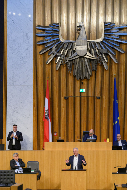 Am Rednerpult Nationalratsabgeordneter Werner Herbert (FPÖ)