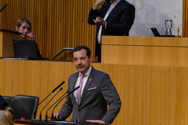 Am Rednerpult Nationalratsabgeordneter Gerald Loacker (NEOS)