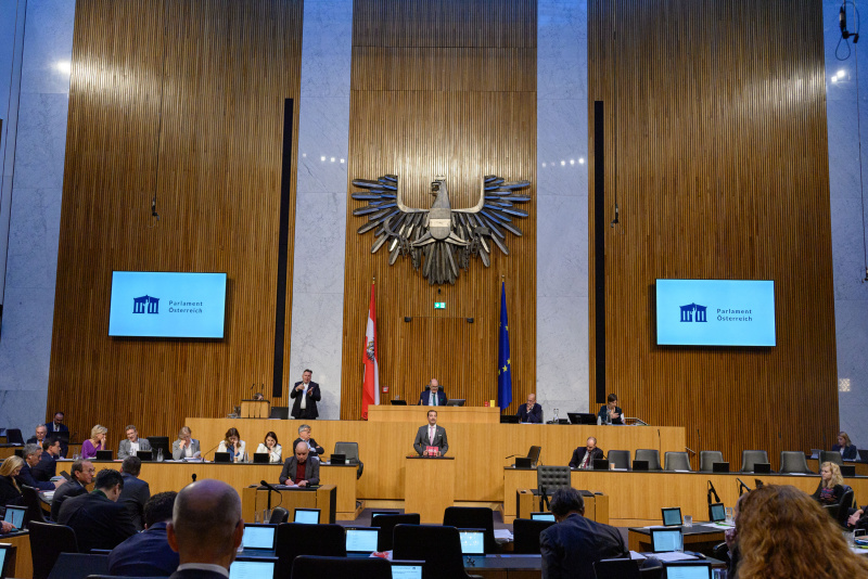 Am Rednerpult Nationalratsabgeordneter Gerald Loacker (NEOS)