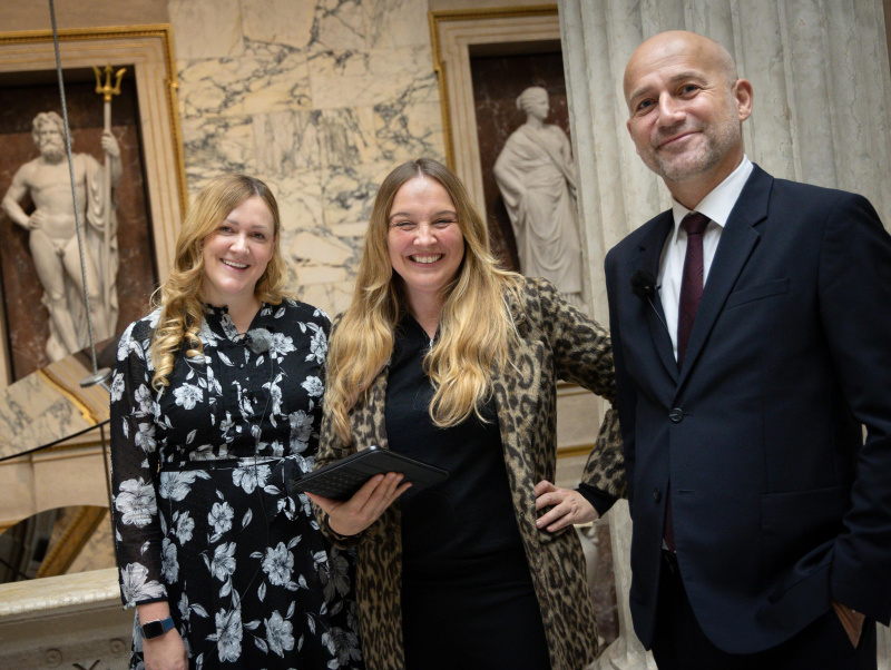Gruppenfoto. Von links: Journalistin Tatjana Lukáš,  Eva Russek, Leiterin der Protokollabteilung des österreichischen Parlaments, und Philipp Baeriswyl, Protokollchef des schweizer Parlaments