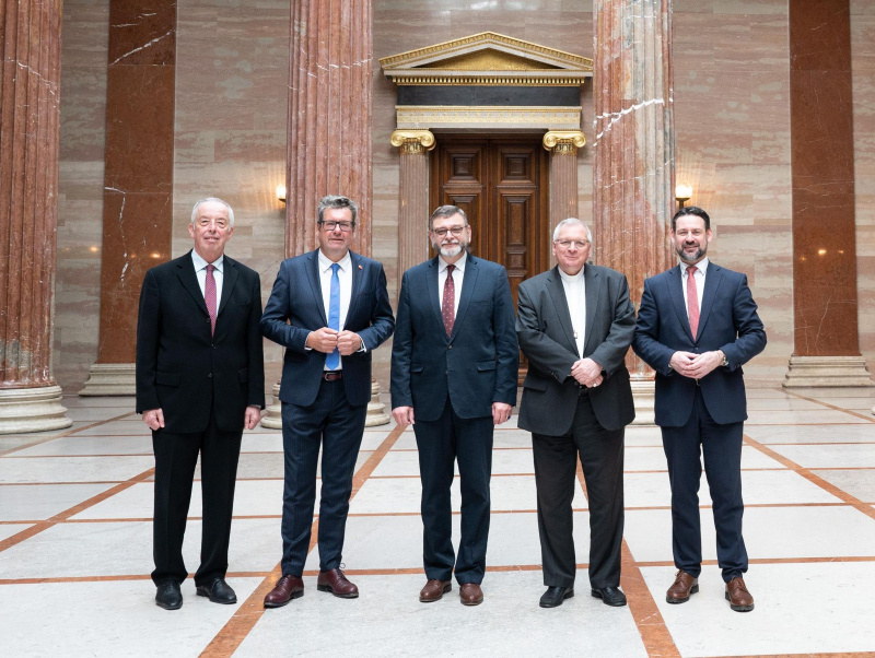 Am 17. April 2023 traf sich das Präsidium der Parlamentarischen Bundesheerkommission mit dem Militärbischof von Österreich, Dr. Werner Freistetter, und dem evangelischen Militärsuperintendenten, Priv.-Doz DDr. Karl-Reinhart Trauner, zu einem Gespräch über die Situation der Militärseelsorge im Bundesheer im Parlament in Wien.