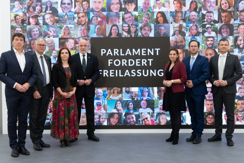 Gruppenfoto. Von links: Nationalratsabgeordneter Johannes Margreiter (NEOS), Nationalratsabgeordneter Alois Stöger (SPÖ), Nationalratsabgeordnete Ewa Ernst-Dziedzic (GRÜNE), Nationalratsabgeordneter Martin Engelberg (ÖVP), Nationalratsabgeordnete Carmen Jeitler-Cincelli (ÖVP), Nationalratsabgeordneter Andreas Minnich (ÖVP), Nationalratsabgeordneter Peter Weidinger (ÖVP)