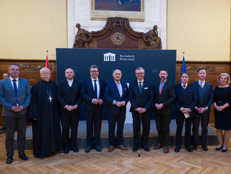 Am 8. November 2023 lud die Parlamentarische Bundesheerkommission zum Jahresempfang 2023 im Großen Prunksaal des Parlaments am Stubenring ein. Bei dieser Gelegenheit dankte das Präsidium der Parlamentarischen Bundesheerkommission dem Herrn Präsidenten des Nationalrates, Mag. Wolfgang Sobotka, für die exzellente Unterstützung bei der Durchführung der 15ICOAF im Parlament. Der Herr Präsident des Nationalrates betonte die Wichtigkeit der Arbeit der PBHK im Interesse und zum Wohle der Soldatinnen und Soldaten des Bundesheeres.