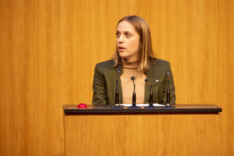 Am Rednerpult Nationalratsabgeordnete Kira Grünbaum (ÖVP)