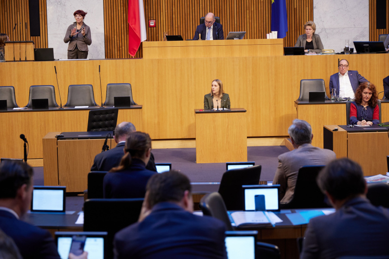 Am Rednerpult Nationalratsabgeordnete Kira Grünbaum (ÖVP)