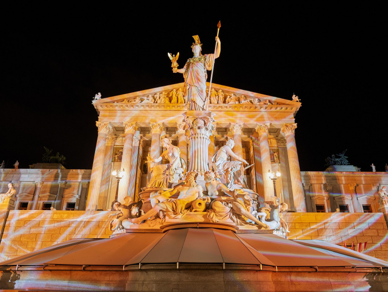 Lichtkunstwerk in orange anlässlich 'Orange the World'