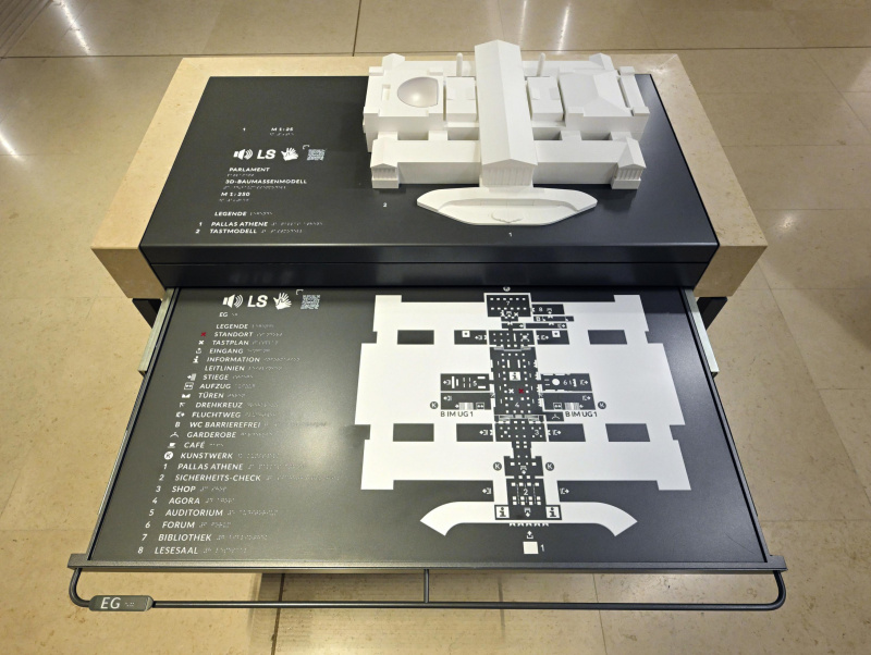 Tactile orientation station in the Agora