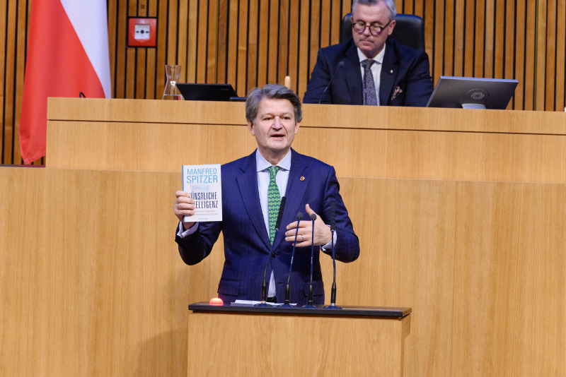 Am Rednerpult Nationalratsabgeordneter Helmut Brandstätter (NEOS)