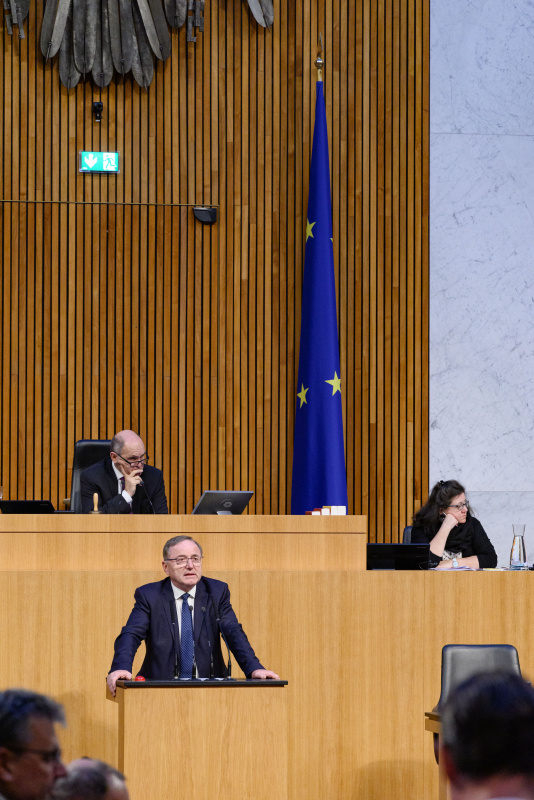 Am Rednerpult Nationalratsabgeordneter Johann Singer (ÖVP)