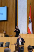 Am Rednerpult Nationalratsabgeordneter Michael Schnedlitz (FPÖ)