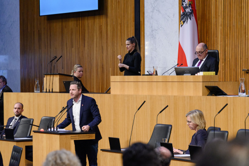 Am Rednerpult Nationalratsabgeordneter Michael Schnedlitz (FPÖ)