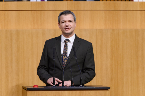 Am Rednerpult Nationalratsabgeordneter Peter Weidinger (ÖVP)