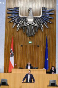 Am Rednerpult Nationalratsabgeordneter Michael Schnedlitz (FPÖ)