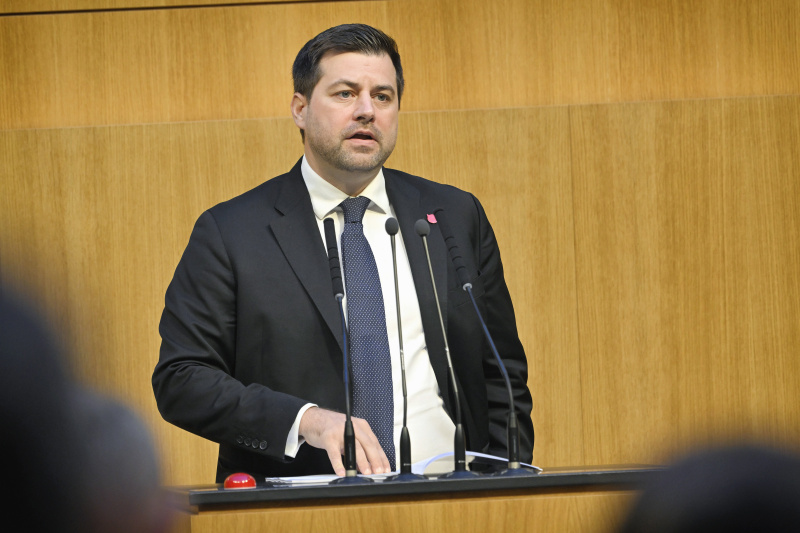 Am Rednerpult Nationalratsabgeordneter Michael Bernhard (NEOS)