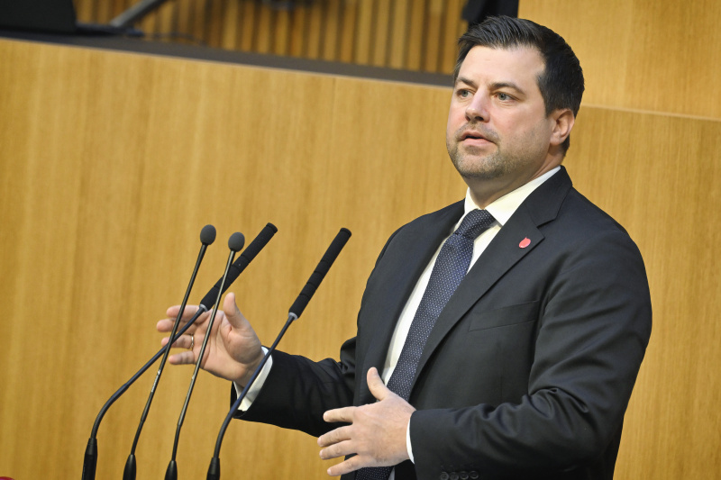 Am Rednerpult Nationalratsabgeordneter Michael Bernhard (NEOS)