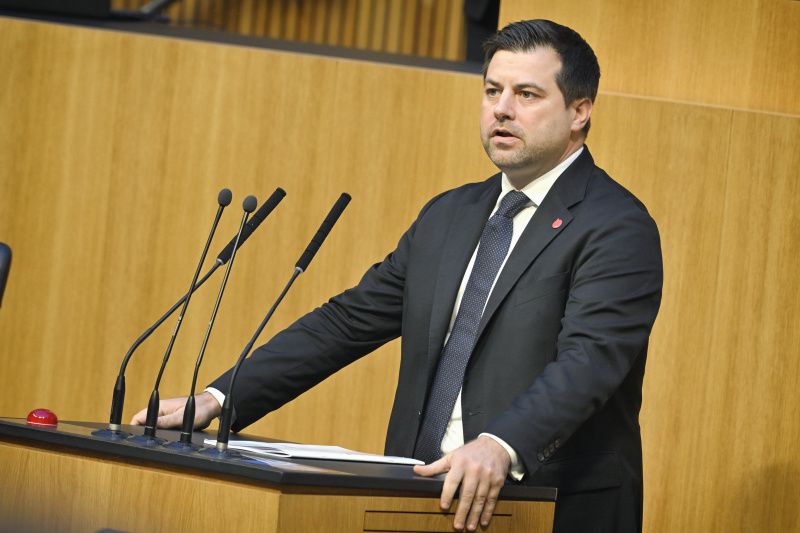 Am Rednerpult Nationalratsabgeordneter Michael Bernhard (NEOS)