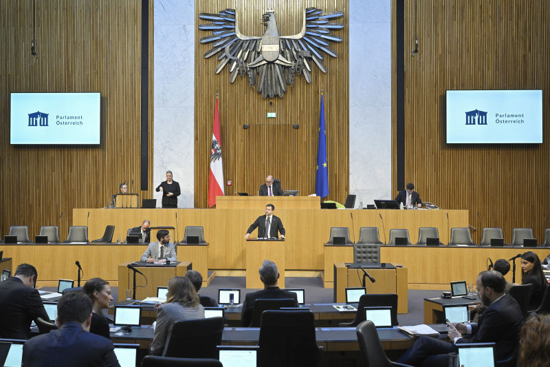 Am Rednerpult Nationalratsabgeordneter Michael Bernhard (NEOS)