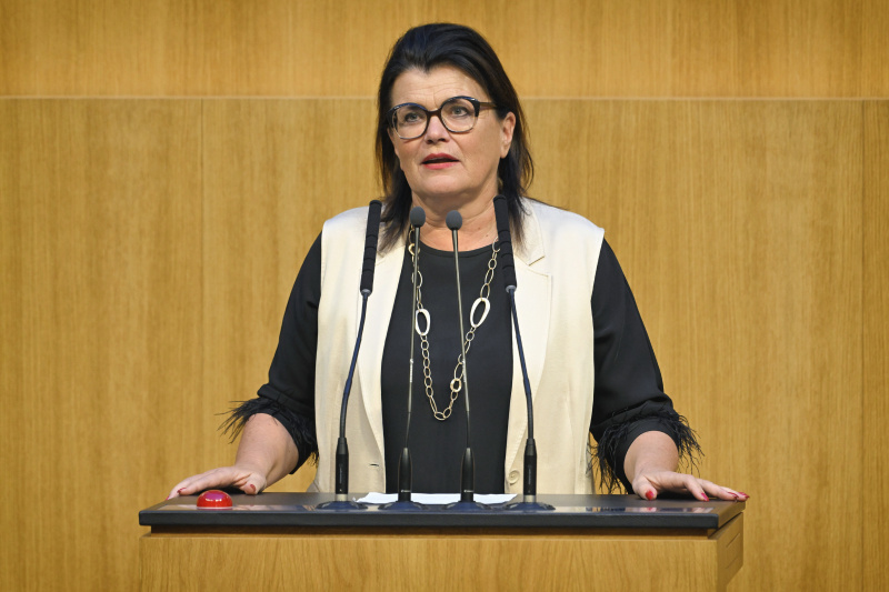 Am Rednerpult Nationalratsabgeordnete Elisabeth Pfurtscheller (ÖVP)