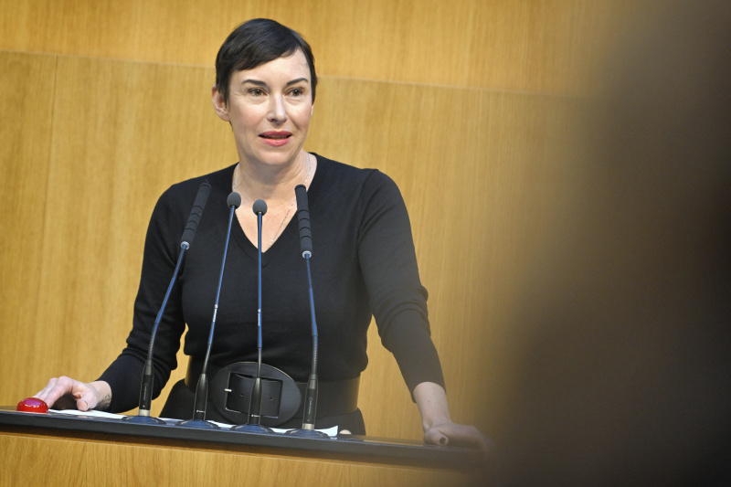 Am Rednerpult Nationalratsabgeordnete Henrike Brandstötter (NEOS)