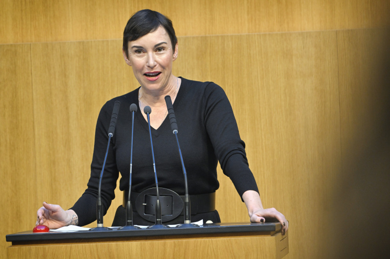 Am Rednerpult Nationalratsabgeordnete Henrike Brandstötter (NEOS)