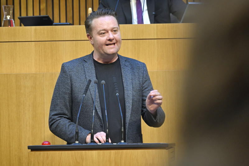 Am Rednerpult Nationalratsabgeordneter Mario Lindner (SPÖ)