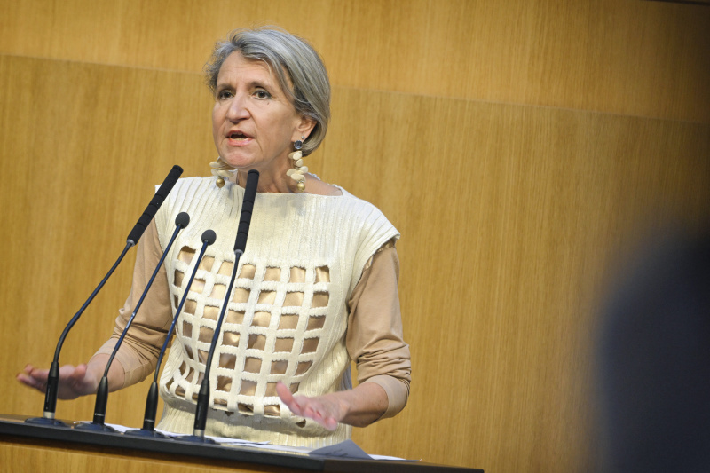 Am Rednerpult Nationalratsabgeordnete Romana Deckenbacher (ÖVP)