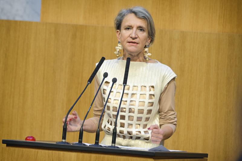 Am Rednerpult Nationalratsabgeordnete Romana Deckenbacher (ÖVP)