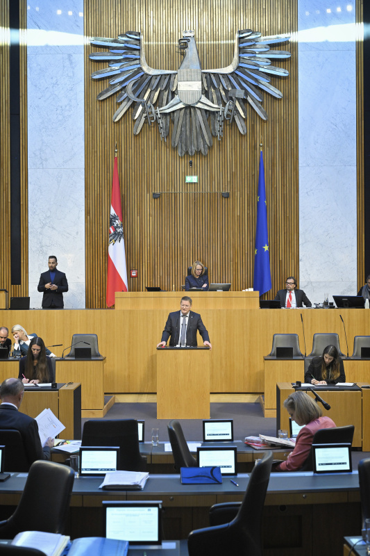 Am Rednerpult Nationalratsabgeordneter Manfred Hofinger (ÖVP)