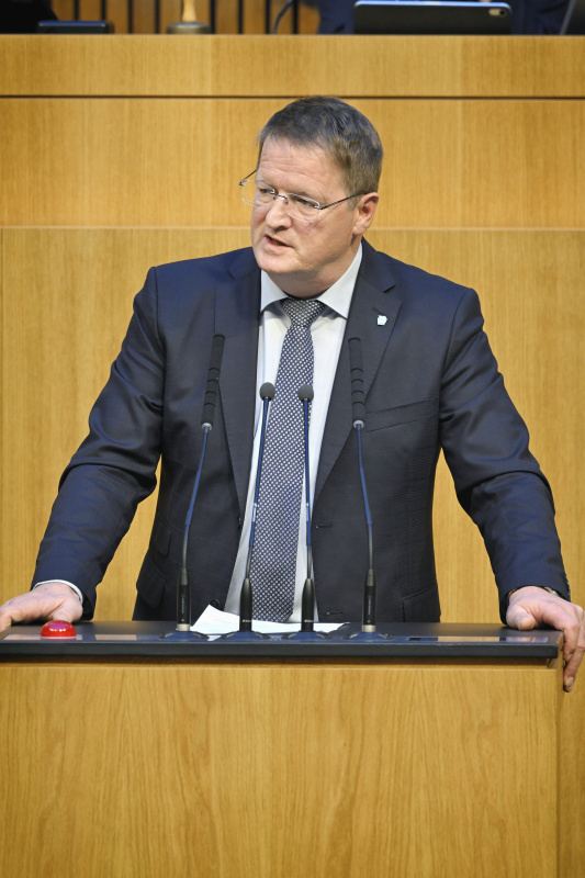 Am Rednerpult Nationalratsabgeordneter Manfred Hofinger (ÖVP)