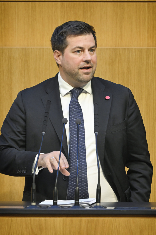 Am Rednerpult Nationalratsabgeordneter Michael Bernhard (NEOS)