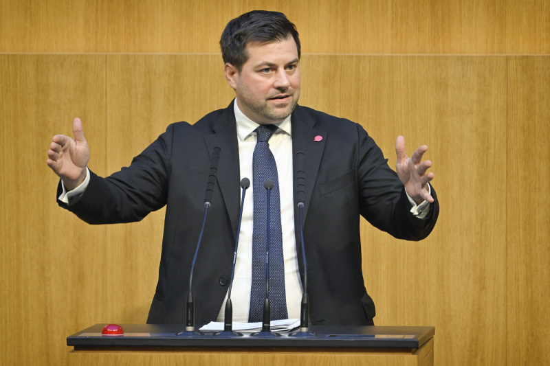 Am Rednerpult Nationalratsabgeordneter Michael Bernhard (NEOS)