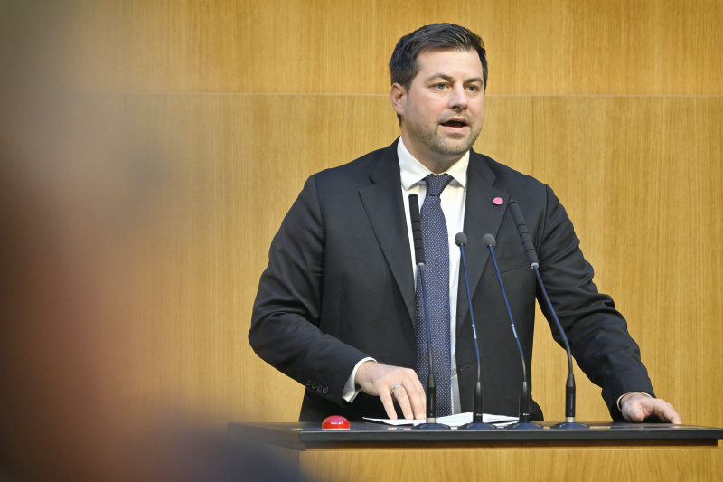 Am Rednerpult Nationalratsabgeordneter Michael Bernhard (NEOS)