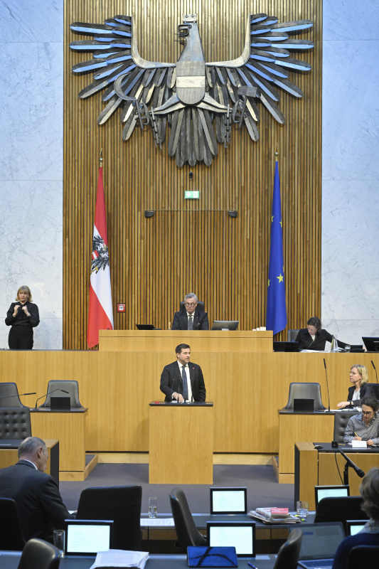 Am Rednerpult Nationalratsabgeordneter Michael Bernhard (NEOS)