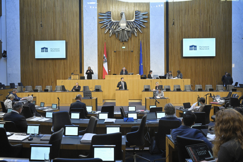 Am Rednerpult Nationalratsabgeordneter Michael Bernhard (NEOS)