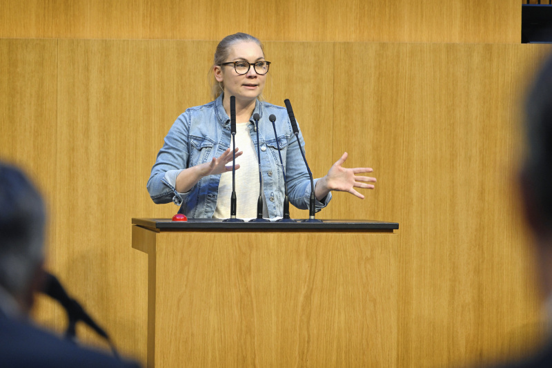 Am Rednerpult Nationalratsabgeordnete Eva-Maria Himmelbauer (ÖVP)