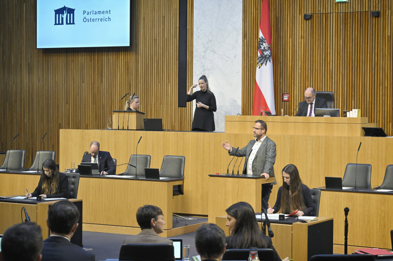 Am Rednerpult Nationalratsabgeordneter Christian Hafenecker (FPÖ)