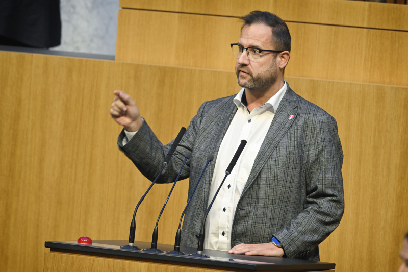 Am Rednerpult Nationalratsabgeordneter Christian Hafenecker (FPÖ)