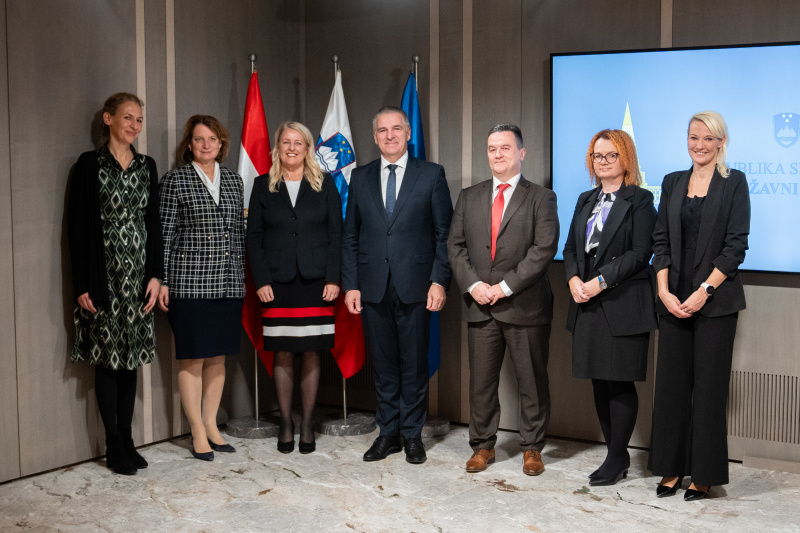 Delegationen von Österreich und Slowenien mit Bundesratspräsidentin Claudia Arpa (SPÖ) (3. von links) und Nationalratspräsident Slowenien Marko Lotrič  (4. von links)